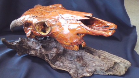 福島第一原発から１４キロ地点で餓死した牛の骨を漆で塗ったものです