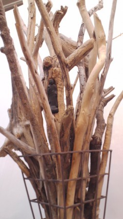 天から地に向かって集まる力を表現しています